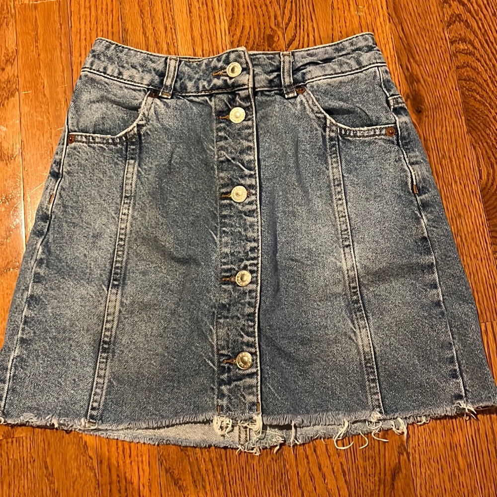 Topshop Moto Light Wash Denim Size 2 Mini Skirt Frayed Distressed Bottom
